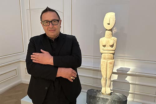 Waldemar in front of Cycladic artwork - © Matt Conway