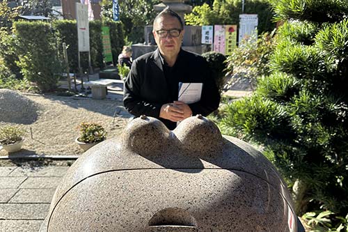 Waldemar in front of boob temple statue - © Owen Scurfield