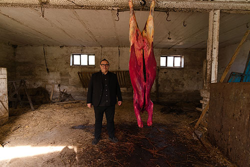 Waldemar in front of cow carcass - © Olaf Kordian